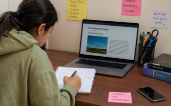 How Students Can Avoid Distractions While Learning Online